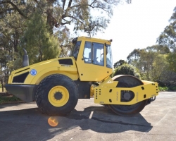 http://eireka.equipmentsales.com.au/vehicle/OAG-AD-2695450?orderBy=1&hideSearch=&dealer=AG-SELLER-2895&keywords=&adType=&category=Rollers%2B%2526%2BCompacting&subCategory=&make=&model=&yearMin=&yearMax=&priceMin=&priceMax=